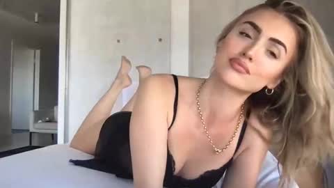 Snapshot of naomirhoades chatting on February 10, 2025, 1:03 am naomirhoades online show from February 10, 2025, 1:03 am