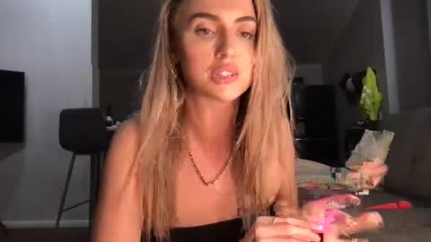 Snapshot of naomirhoades chatting on February 27, 2025, 4:10 pm naomirhoades online show from February 27, 2025, 4:10 pm