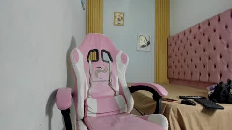 naomis_35 online show from November 7, 2025, 7:47 pm