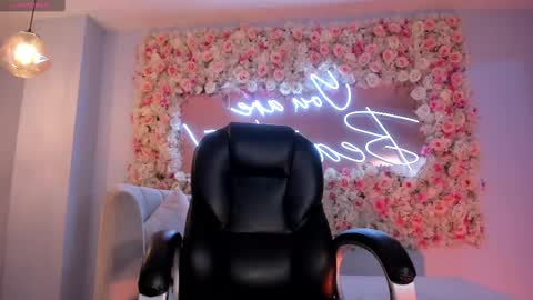 Snapshot of naomisainz chatting on February 20, 2025, 12:47 pm Naomi online show from February 20, 2025, 12:47 pm