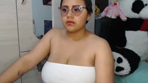 naomylux1 online show from December 19, 2025, 3:02 am