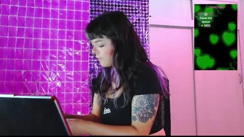 Snapshot of naughty_em_17 chatting on March 6, 2025, 9:25 am Em please help me reach 100 thumbs up 3 online show from March 6, 2025, 9:25 am