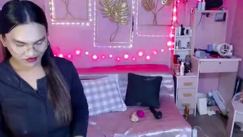 naughty_lorien143 online show from December 1, 2025, 1:27 pm