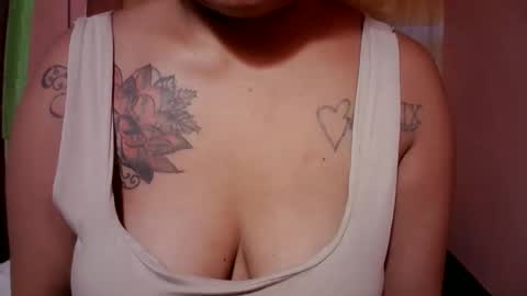 naughtymom_33 online show from October 23, 2025, 8:02 am