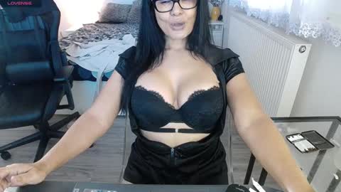 Snapshot of nauty_leila chatting on December 30, 2024, 12:31 pm KimBeee online show from December 30, 2024, 12:31 pm
