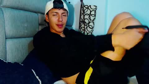 Snapshot of naytonfreeman chatting on October 15, 2025, 12:55 am Im Nayton online show from October 15, 2025, 12:55 am