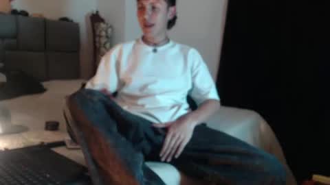 Snapshot of naytonfreeman chatting on October 16, 2025, 12:11 am Im Nayton online show from October 16, 2025, 12:11 am