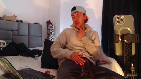 Snapshot of naytonfreeman chatting on October 17, 2025, 12:14 am Im Nayton online show from October 17, 2025, 12:14 am