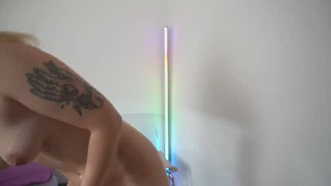 new dee online show from October 7, 2025, 4:09 am