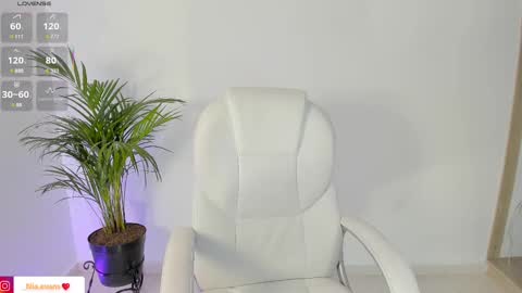 Nia online show from March 3, 2025, 1:09 pm