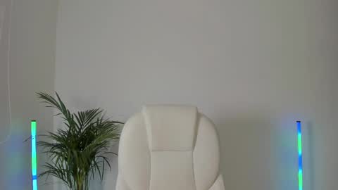 Nia online show from March 10, 2025, 1:21 pm