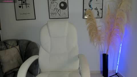 Nia online show from October 3, 2025, 1:08 pm