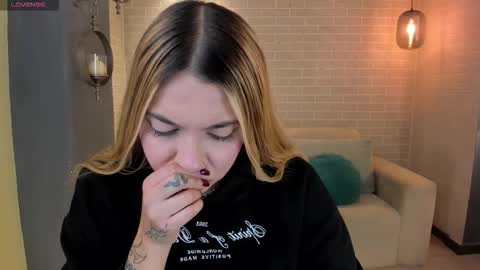 Snapshot of niaholland chatting on October 26, 2025, 6:14 pm SQUIRTER DOLL online show from October 26, 2025, 6:14 pm