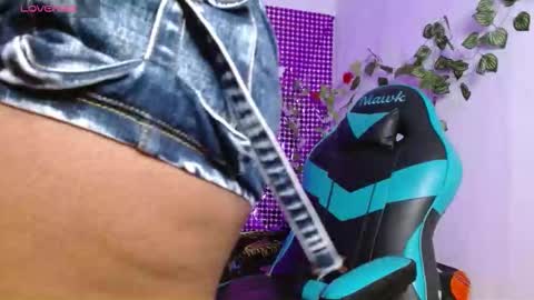 Snapshot of niawk_ chatting on December 2, 2025, 5:08 pm Niawk online show from December 2, 2025, 5:08 pm