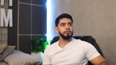 Snapshot of nick_vans chatting on December 2, 2025, 12:32 pm Jhohan online show from December 2, 2025, 12:32 pm