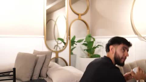 Snapshot of nick_vans chatting on December 15, 2025, 12:20 pm Jhohan online show from December 15, 2025, 12:20 pm