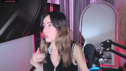 Snapshot of nickywindsor chatting on October 2, 2025, 6:37 pm Nicky online show from October 2, 2025, 6:37 pm