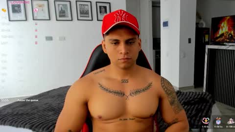 nicolas_montoya online show from November 7, 2025, 5:35 pm