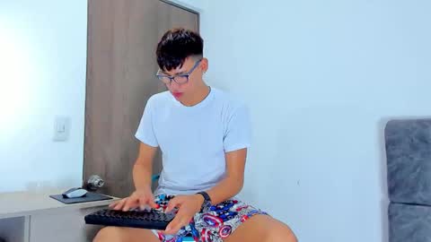 nicolastorres__ online show from November 8, 2025, 3:18 am