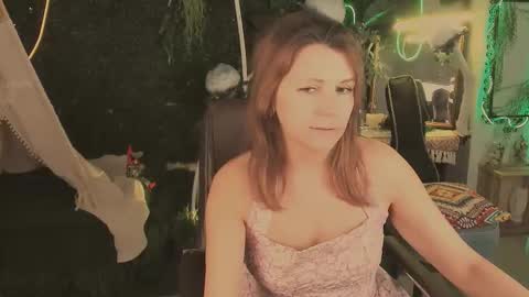 nicolehits online show from December 4, 2025, 1:20 pm