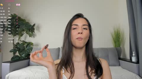 Snapshot of nicoleluuv chatting on December 18, 2024, 4:28 pm Dua Lipa online show from December 18, 2024, 4:28 pm