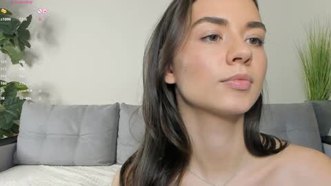 Snapshot of nicoleluuv chatting on December 19, 2024, 7:18 pm Dua Lipa online show from December 19, 2024, 7:18 pm