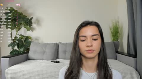 Snapshot of nicoleluuv chatting on December 20, 2024, 4:14 pm Dua Lipa online show from December 20, 2024, 4:14 pm