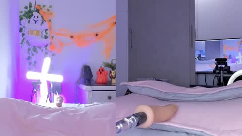 Nicolle Saenzz online show from October 6, 2025, 10:40 pm