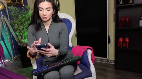 Nicolle online show from February 20, 2025, 7:23 am