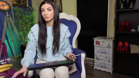 Nicolle online show from February 21, 2025, 7:45 am