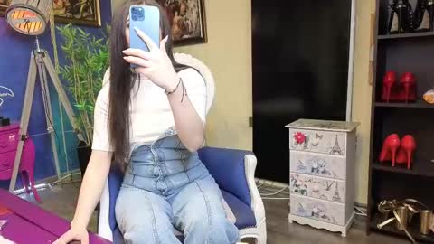 Nicolle online show from March 4, 2025, 6:47 am