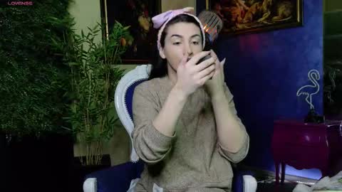 Nicolle online show from November 22, 2025, 11:09 am