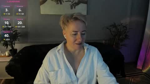 Snapshot of nika_smit chatting on November 15, 2025, 6:00 am Nika online show from November 15, 2025, 6:00 am