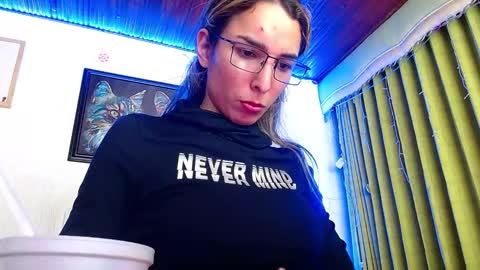 Snapshot of niki_1998 chatting on January 28, 2025, 12:57 am Natalia online show from January 28, 2025, 12:57 am