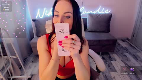 nikki_blondiee online show from January 22, 2025, 7:03 am