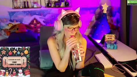 Kitty Chatte online show from December 17, 2025, 9:21 pm