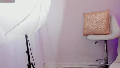     NIKY     online show from October 22, 2025, 10:20 pm