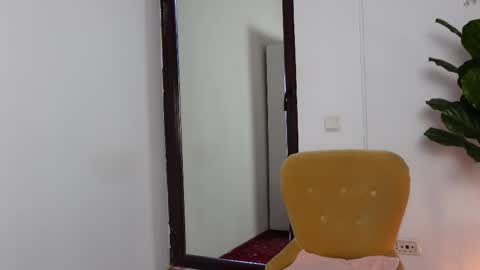 Snapshot of ninacrystal chatting on November 4, 2025, 10:25 am NinaCrystal online show from November 4, 2025, 10:25 am