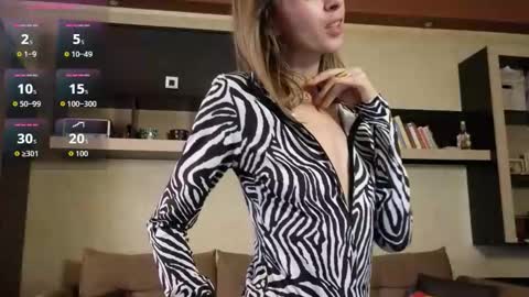 NinaNovalicious online show from November 28, 2025, 8:17 am