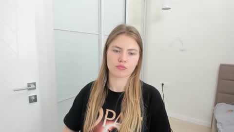 ninarihh online show from March 7, 2025, 8:56 am