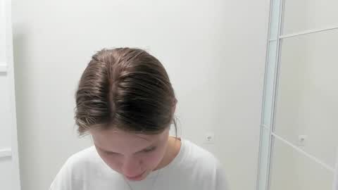 ninarihh online show from September 18, 2025, 11:34 am