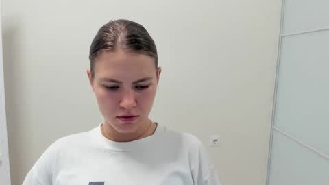 ninarihh online show from September 24, 2025, 9:34 am