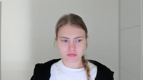 ninarihh online show from October 19, 2025, 7:20 am