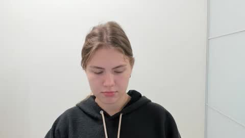 ninarihh online show from November 2, 2025, 10:50 am