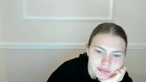 ninarihh online show from November 18, 2025, 9:58 am