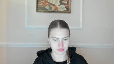 ninarihh online show from December 1, 2025, 1:16 pm