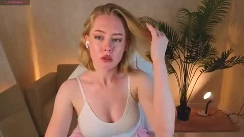 Snapshot of noracollins chatting on December 15, 2025, 8:18 am Nora online show from December 15, 2025, 8:18 am