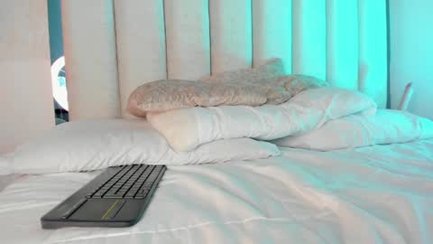 Snapshot of oh_hollyy chatting on December 27, 2024, 1:43 am Holly online show from December 27, 2024, 1:43 am