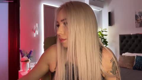 Snapshot of ohmyemma chatting on September 17, 2025, 2:02 am Emma online show from September 17, 2025, 2:02 am