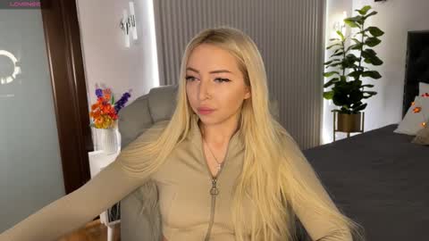 Snapshot of ohmyemma chatting on October 14, 2025, 1:06 am Emma online show from October 14, 2025, 1:06 am